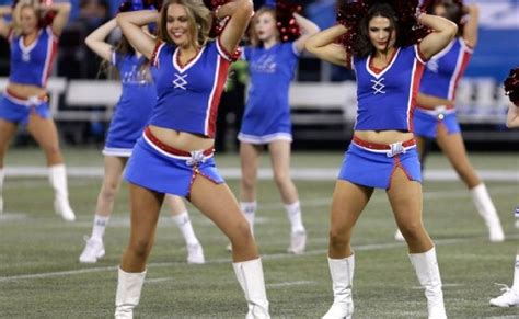 20 Of The Most Hilariously Shocking Cheerleader Wardrobe Malfunctions